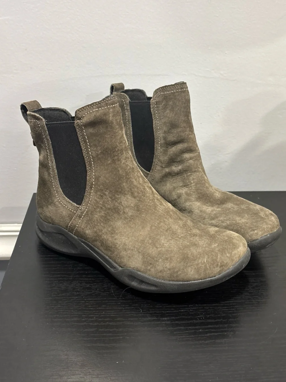 Women's Suede Chelsea Booties in Olive Taupe Clark’s wave leather sz 7
